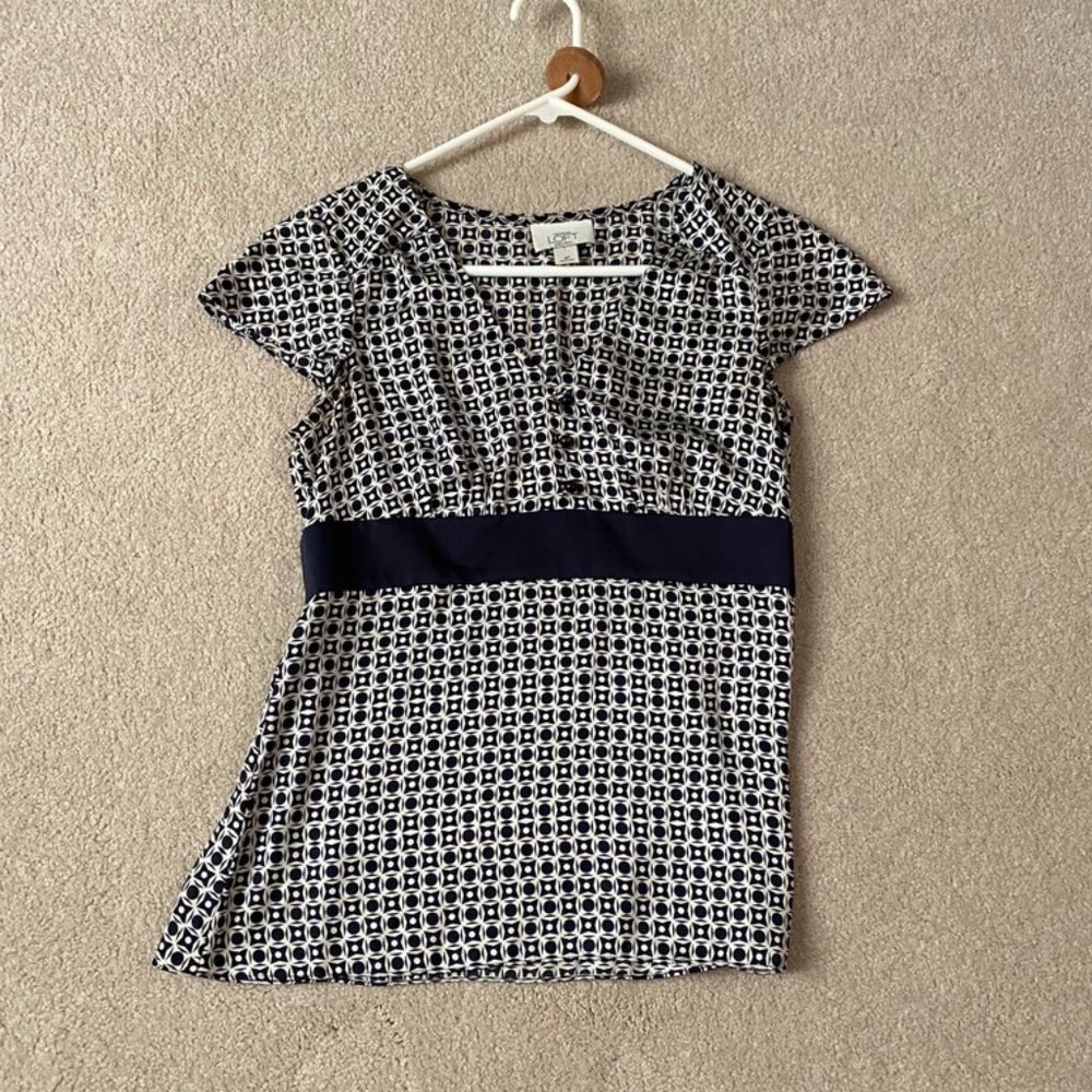 Ann Taylor Loft Sz 4P Navy Blue and White Top